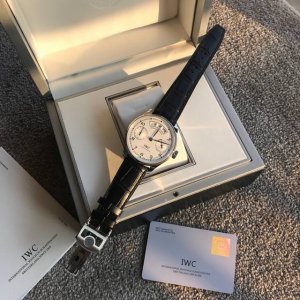 万国iwc 葡萄牙万年历、系列 Iw503502 葡萄牙之王镜面为双面防反光拱形边缘蓝宝石玻璃表镜，夜蓝色的表盘。年历的显示设计简洁利落，以三个独立的半圆形视窗