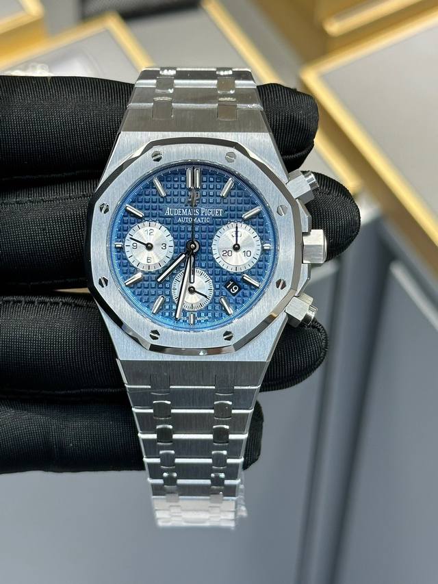 爱彼26331Or皇家橡树多功能计时机械腕表41Mm！ 特点：表壳结构跟足原装，装配方式原装一致，使厚度比以往的更薄！ 旋入式表冠，按入式的计时按钮跟原装一致，