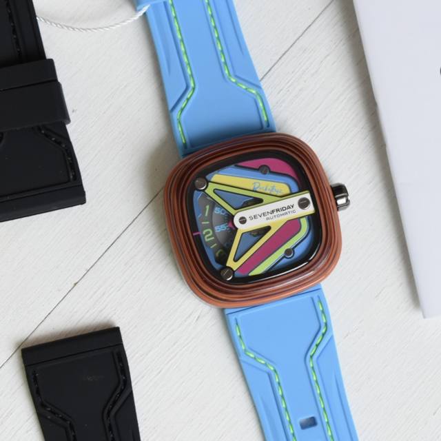 独家新款3色现货 Sevenfriday携手Rocketbyz工作室打造的 年最新第二代联名款Sf-M3，将地下文化中纷繁浓郁的荧光色彩融入腕表中，整表有由表壳