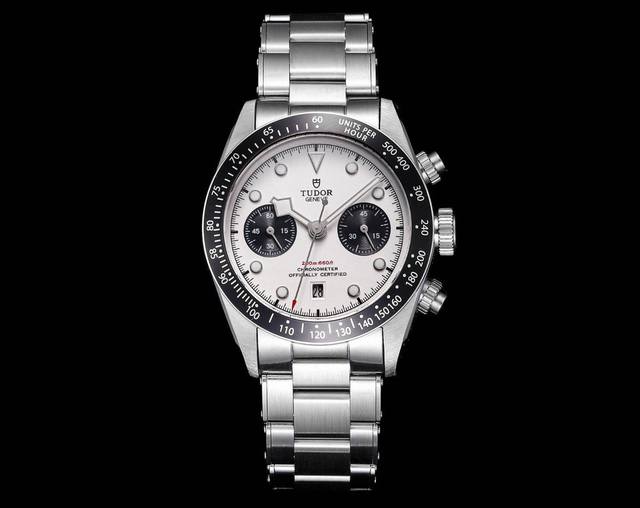 Tudor帝舵 碧湾计时型 Black Bay Chrono 精钢款腕表！ 细致刻画表盘完美对称，纹路清晰、提升质感与美感！采用磨砂及磨光316L精钢打造！直径