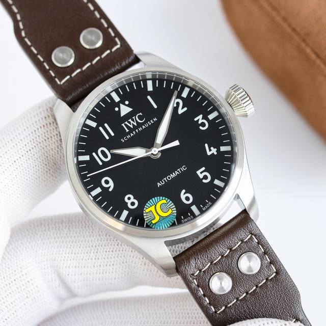 Iwc 万国 空中霸主 大飞 大飞行员 系列。43Mm 狂野阳刚的设计，霸气侧漏。细腻温柔的工艺，炉火纯青。两者相辅---刚柔并济，虎啸猿啼。 1 表壳 宽厚的