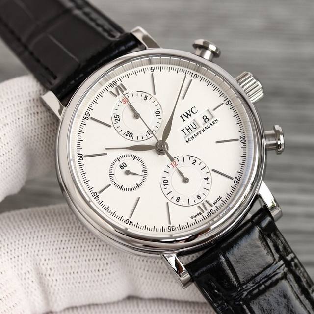 Tw倾情演绎 Iwc 万国 波涛菲诺计时腕表 Rb2 腕表尺寸42Mmx13.5Mm。完美同步，表壳以精钢材质打造，通过细致的抛光打磨之后呈现出细腻光泽，表耳弧