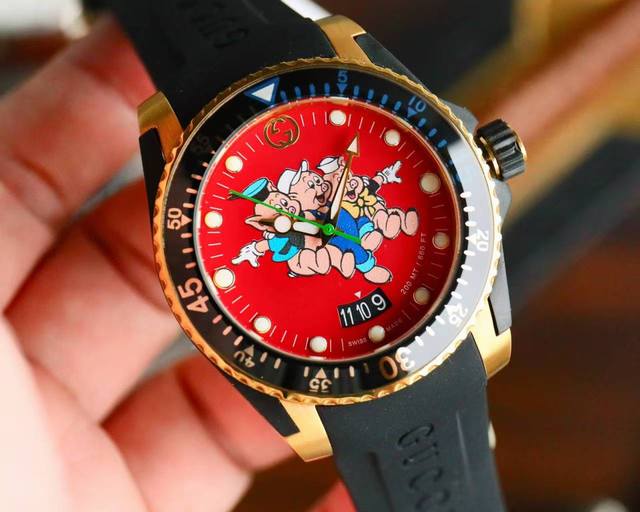 古驰 Gucci新款中性潜水表，40 Mm表径，以品牌标志性“猫”图案和夜光显示为表盘。应用不锈钢材质，经缎面拉丝润饰，并搭配与表盘配色一致的橡胶表带。表盘单向