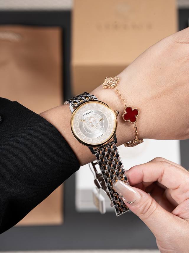 新款 范思哲 Versace Medusa Alchemy系列，表径38Mm，浮雕艺术、立体呈现，采用透明树脂，悬浮3D美杜莎头像以及希腊回纹图案，光线照射下，