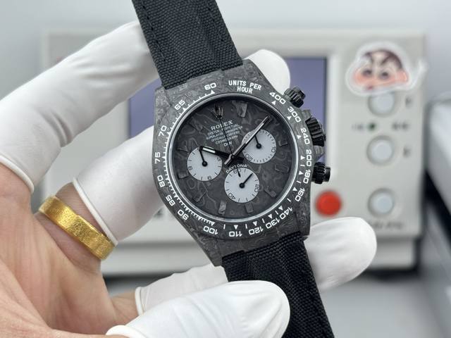 Tw+ 迪通拿系列之碳纤维夜光壳定制版,腕表不仅佩戴轻便,外表坚硬。且每一只腕表都拥有独一无二的碳纤花纹材质。 表壳 腕表尺寸40Mmx12.4Mmtw工厂p实 Tw+ 迪通拿系列之碳纤维夜光壳定制版,腕表不仅佩戴轻便,外表坚硬。且每一只腕表都拥有独一无二的碳纤花纹材质。 表壳 腕表尺寸40Mmx12.4Mmtw工厂p实