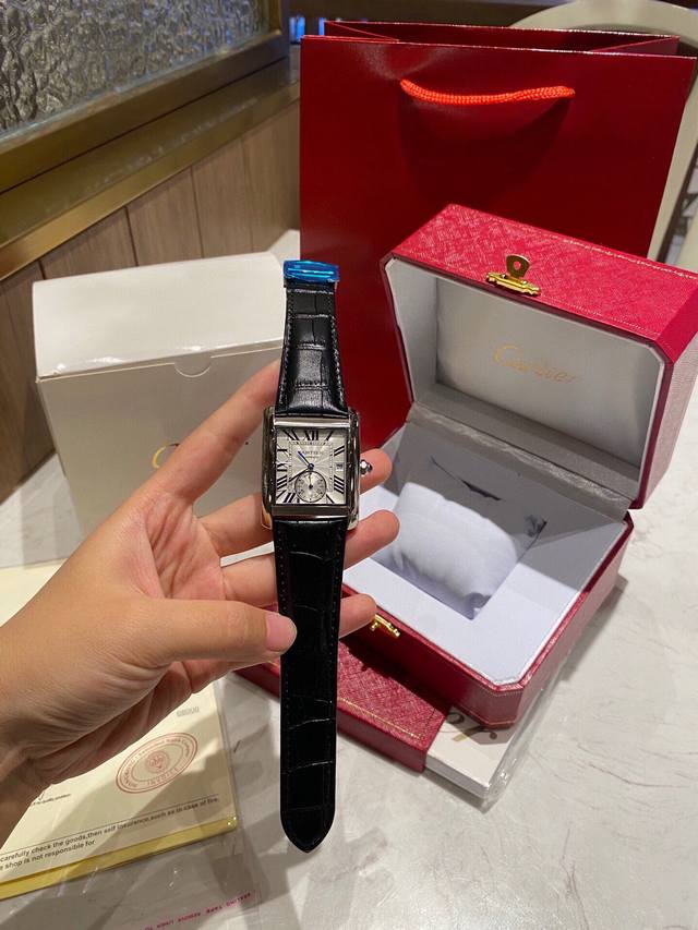 刘德华同款英式坦克系列终级版本,机芯版本方形男士手表,使用原版烤钢蓝表针,使表针色泽均匀永不变色,每个机芯摆不断提高复刻效果精品复刻,独家品质! 刘德华同款英式坦克系列终级版本,机芯版本方形男士手表,使用原版烤钢蓝表针,使表针色泽均匀永不变色,每个机芯摆不断提高复刻效果精品复刻,独家品质!