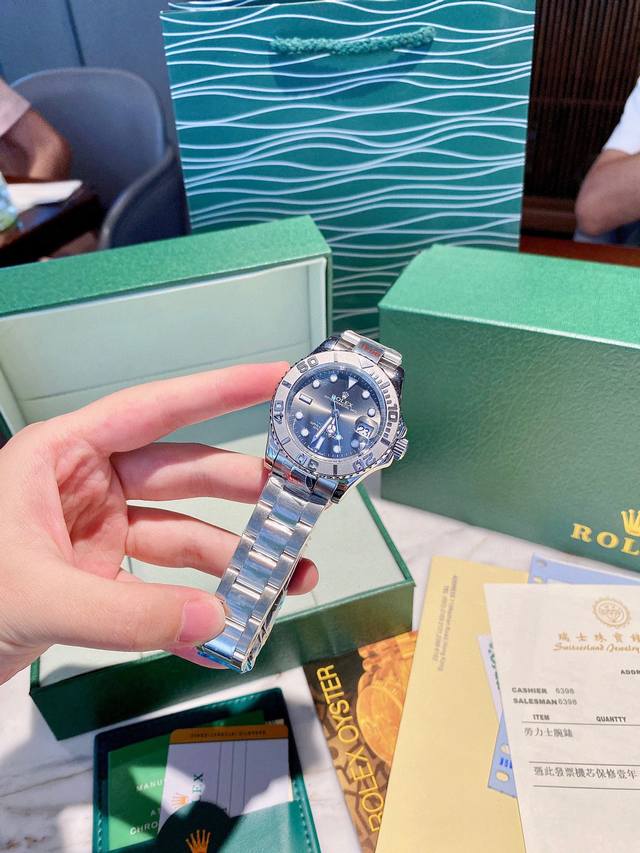 游艇名仕型系列款腕表游艇名仕型腕表的气质既硬朗,又动人,犹如广阔无际的大海。配备旋转外圈、三重扣锁表冠及蚝式表带,即使是身处黑暗怒涛,仍然无畏无惧,满足专业航海 游艇名仕型系列款腕表游艇名仕型腕表的气质既硬朗,又动人,犹如广阔无际的大海。配备旋转外圈、三重扣锁表冠及蚝式表带,即使是身处黑暗怒涛,仍然无畏无惧,满足专业航海