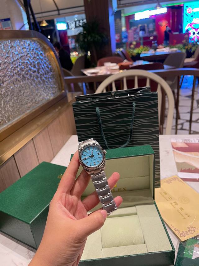 劳力S蚝动新款来啦糖果盘色,每一只都那么漂亮迷人,再也不是想象中的老气做派 36Mm款式在表盘颜色更能抓人眼球!独具活力的配色让新蚝式恒动更有时尚年轻的气息,变 劳力S蚝动新款来啦糖果盘色,每一只都那么漂亮迷人,再也不是想象中的老气做派 36Mm款式在表盘颜色更能抓人眼球!独具活力的配色让新蚝式恒动更有时尚年轻的气息,变