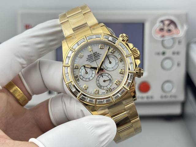 贝壳眼: -铂金眼: ppm改装,双层贝母眼,隐藏款竹节钻迪通拿 采用真莫桑钻圈口 内置4801机芯,可原装4130机芯。 在时光的长河中,每一块手表都承载着独 贝壳眼: -铂金眼: ppm改装,双层贝母眼,隐藏款竹节钻迪通拿 采用真莫桑钻圈口 内置4801机芯,可原装4130机芯。 在时光的长河中,每一块手表都承载着独